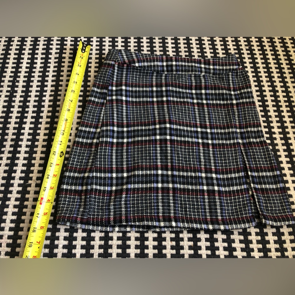 Plaid skirt with a slit